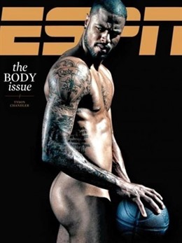 Joe Manganiello posa desnudo con un balón de baloncesto.