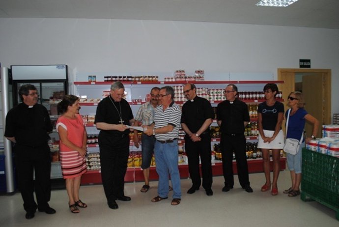 El obispo José Manuel Lorca Planes visita el Economato Mambré en Lorca