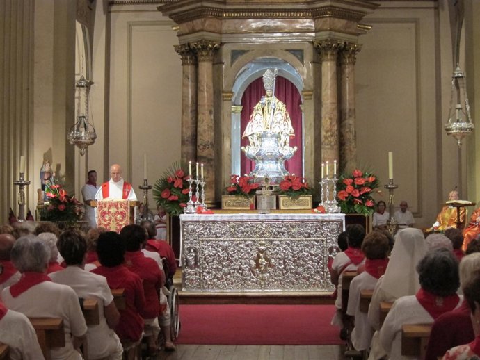 Cientos de personas mayores celebran la misa en su honor.
