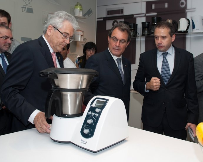 Artur Mas Visita La Compañía De Electrodomésticos Taurus