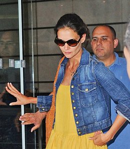 Katie Holmes saliendo de su despacho de abogados en Nueva York