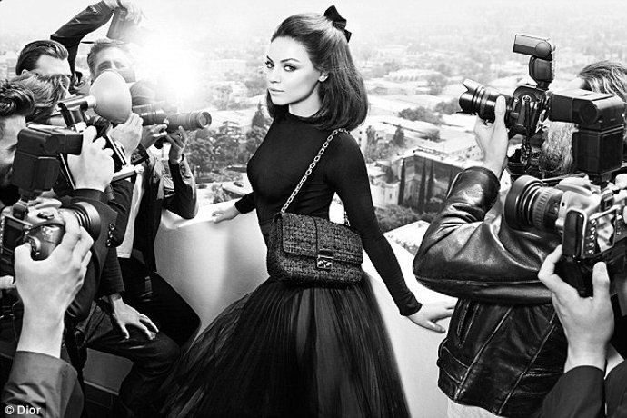 Mila Kunis posa ante varios fotógrafos para Dior.