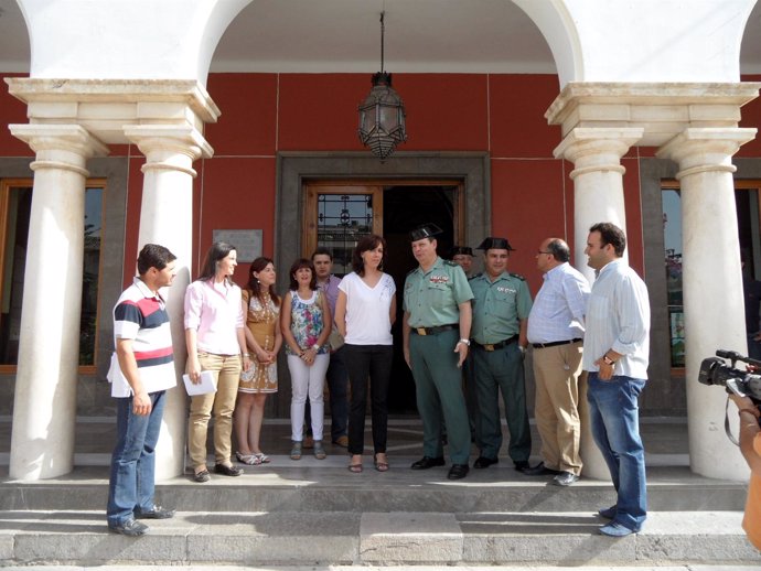La alcaldesa y el general (centro) a las puertas del Ayuntamiento de Priego