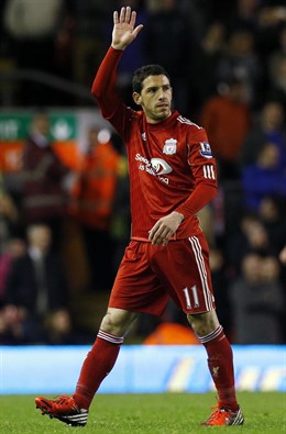 Maxi Rodríguez se despide de la grada del Liverpool