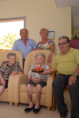 Eulalia Andreu junto a familiares y amigos