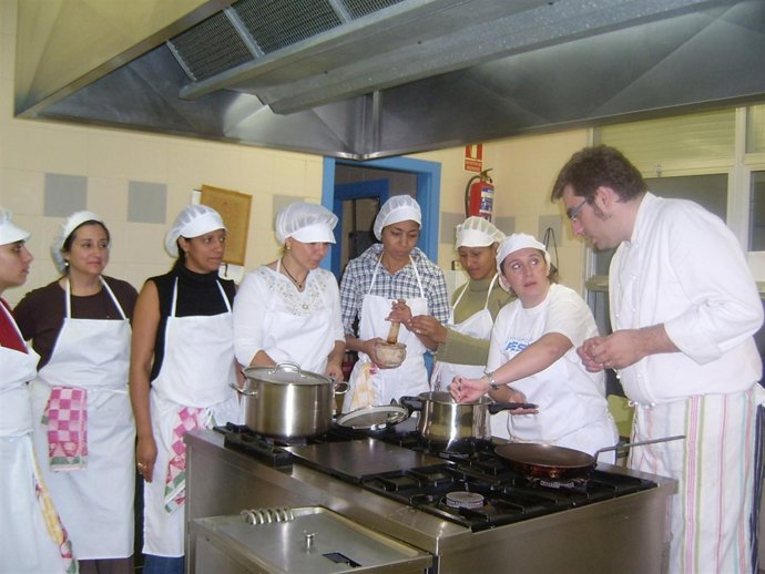 Inmigrantes Participan En Un Curso De Formación