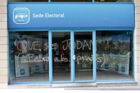 La sede del PP de Gandia amanece con una pintada en la que se lee 'Que se jodan', en alusión a Andrea Fabra