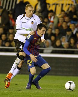El jugador del Barcelona Isaac Cuenca se lleva un balón ante Mathieu