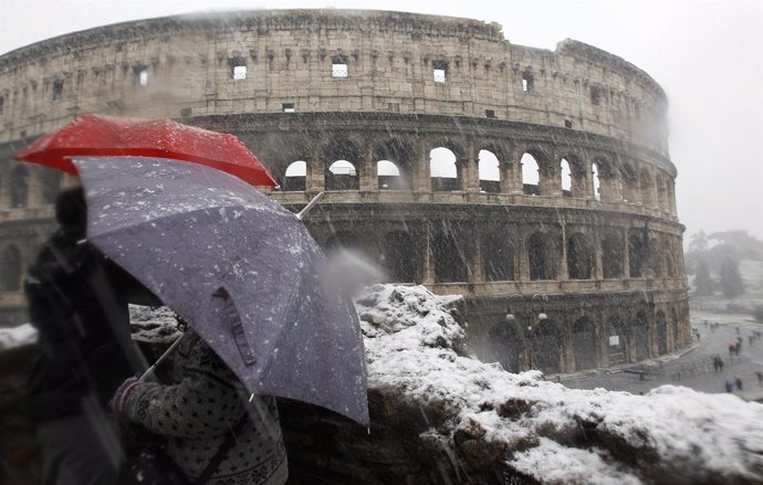 El Coliseo De Roma Bajo La Nieve