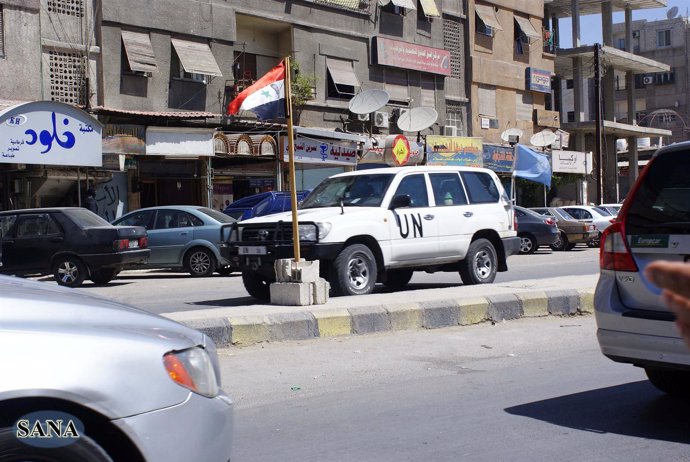 Observadores de la ONU merodean por una calle de Damasco