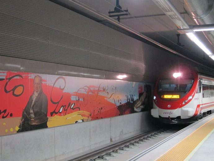 Tren En La Estación De Cercanías De Goya En Zaragoza