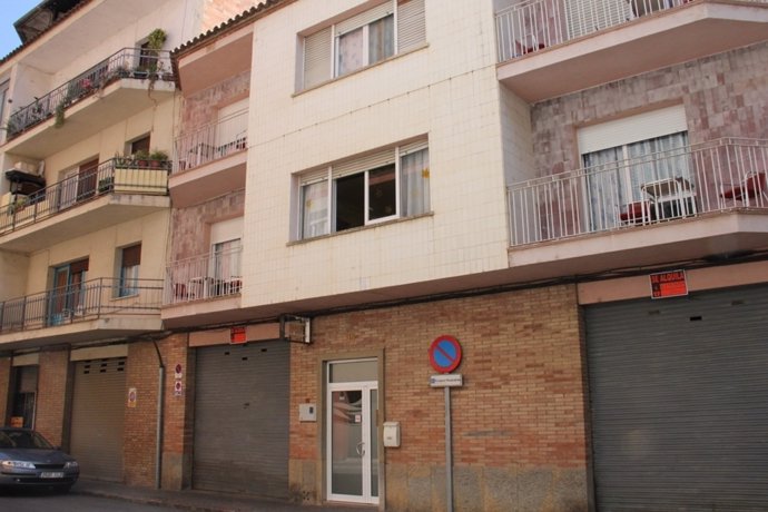 Fachada de una residencia ilegal para ancianos en Girona