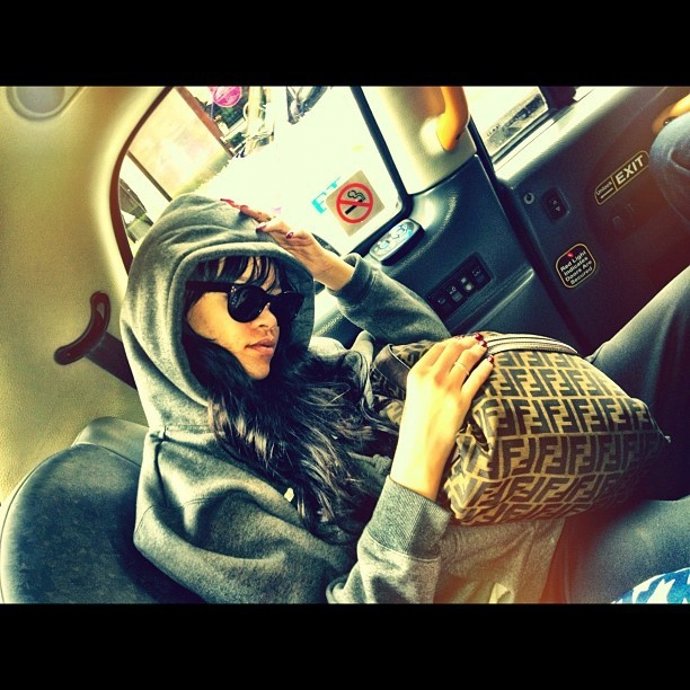 Rihanna en la parte trasera de un taxi.