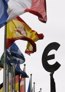 Recurso De Bandera De España Con Otras De La Unión Europea Y Símbolo Del Euro
