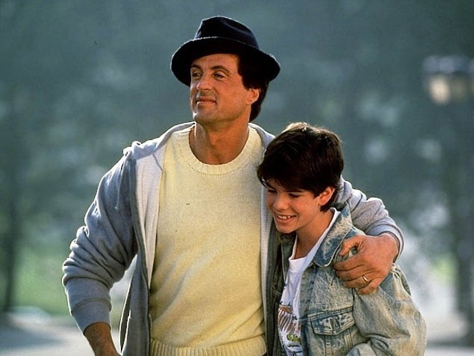 Sage con su padre Silvester Stalone durante el rodaje de Rocky V
