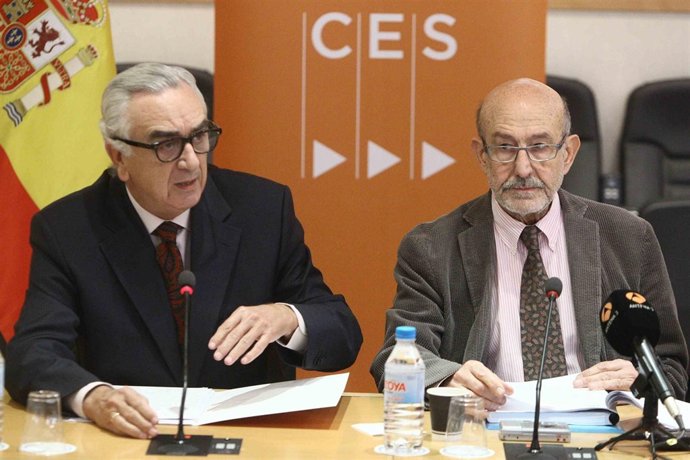 El Presidente Del CES, Marcos Peña Y Un Consejero De La Institución