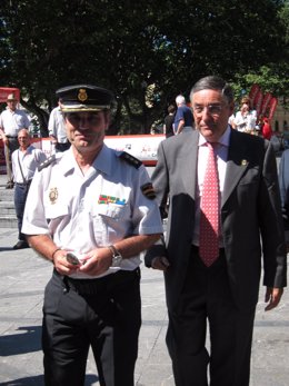 Gerardo Herrero junto al Jefe de la Policía de Gijón Francisco López (Izq)