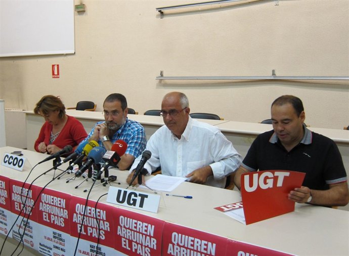 Pilar Arriaga, José María Molinero (CCOO), Juan Goyen y Manuel Gómez (UGT).