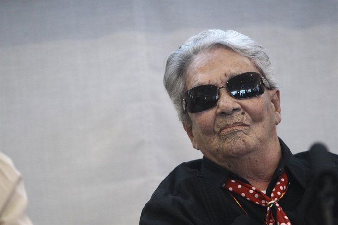Chavela Vargas con gafas de sol en rueda de prensa