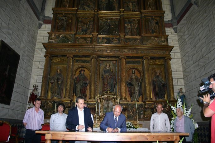 Firma del acuerdo para restaurar la iglesia