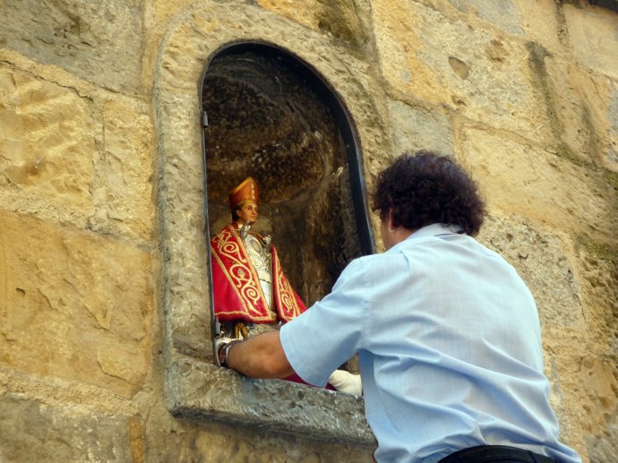 La réplica de San Fermín vuelve a la hornacina de la calle Santo Domingo.