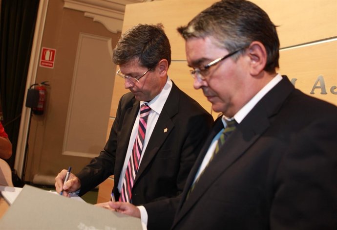 El Conseller Vela, En Primer Plano, Junto A Alfonso Bataller 