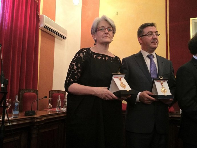 La consejera Goicoechea con la medalla de honor de La Carolina.