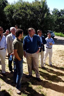 Antonio Silván durante su visita al Camino de Santiago en Rabanal.