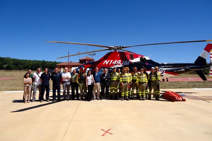 Antonio Silván con la plantilla de trabajadores de la base aérea de Rabanal 