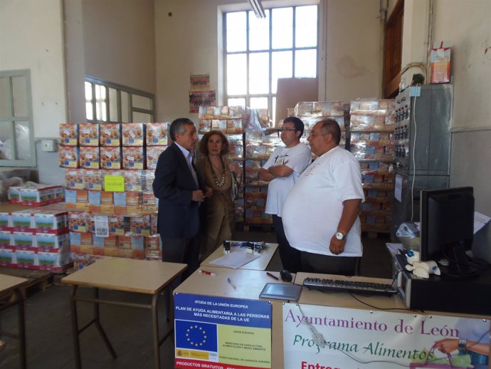 Emilio y Montserrat Gutiérrez visitan el Banco de Alimentos de León.