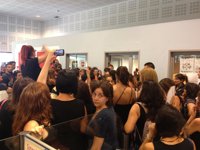 Insultos, abucheos y huevazos al responsable de Teletech en la entrega de las cartas de despido a los trabajadores