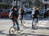 Ciclistas de Barcelona rechazan el veto a circular por la acera porque les "victimiza"