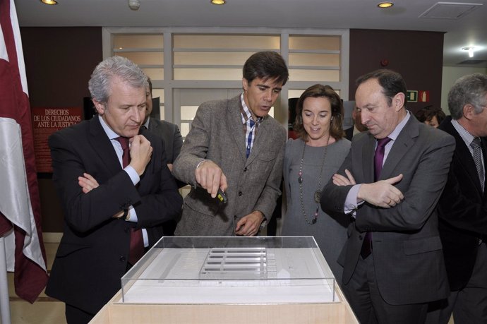 Sanz, Gamarra y Del Río observan la maqueta del Palacio de Justicia
