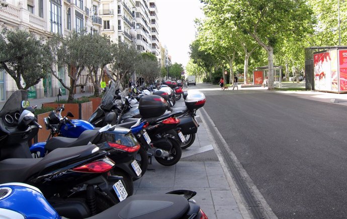 Motocicletas Aparcadas En La Ciudad.