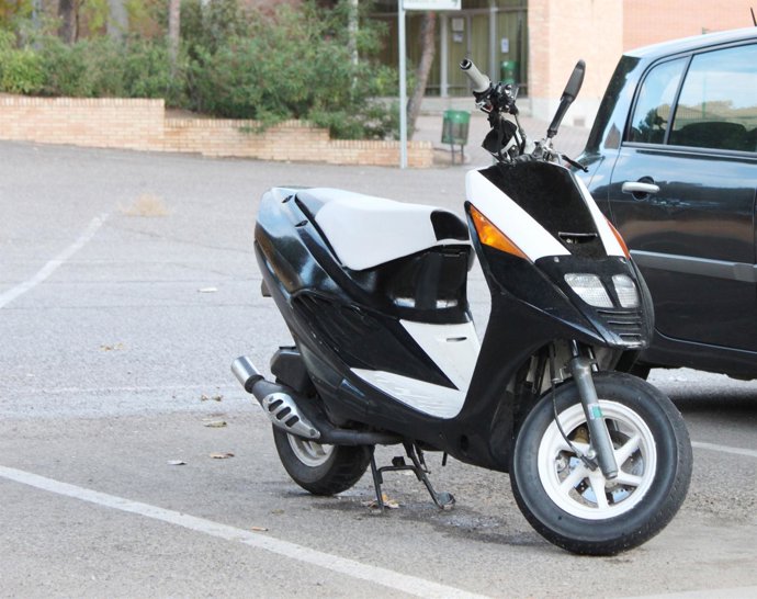 MOTO EN  APARCAMIENTO