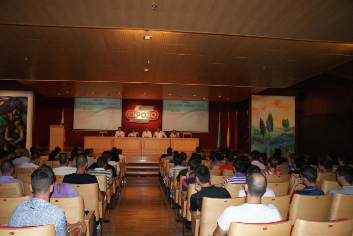 Directivo de ElPozo dan bienvenida a los desempleados que van a hacer el curso