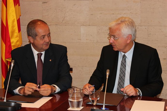Firma De Un Convenio Entre Los Consellers F.Puig Y F.Mascarell