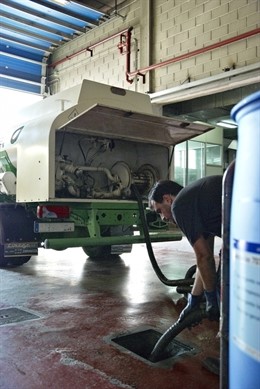 Recogida De Aceite Industrial En Un Taller.