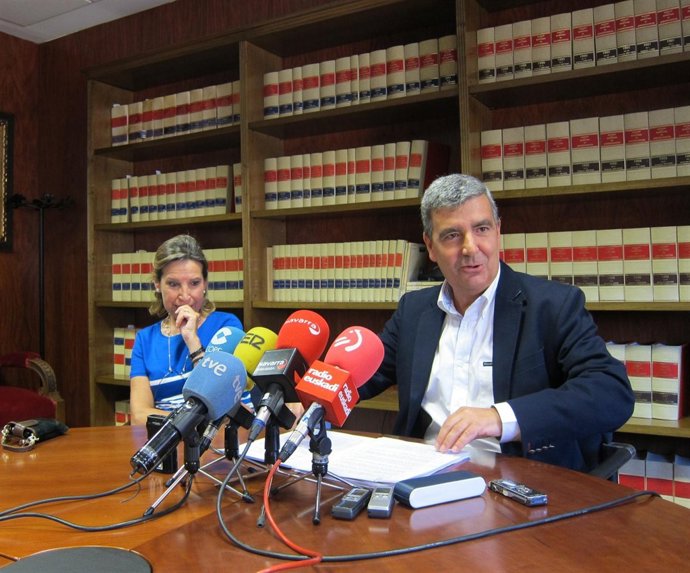 Mercedes Vitrián (secretaria de Gobierno del TSJN) y Juan Manuel Fernández, pte.