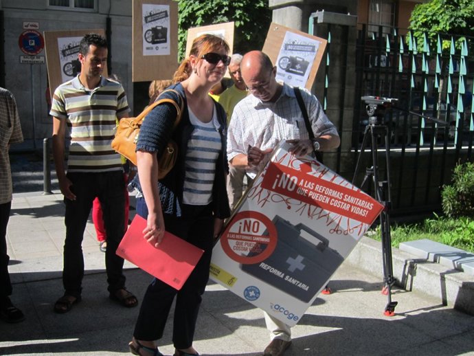 AI y Red Acoge entregan las firmas en el Gobierno