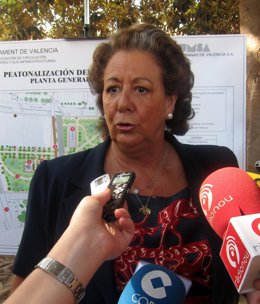 La Alcaldesa Rita Barberá Atiende A Los Periodistas.