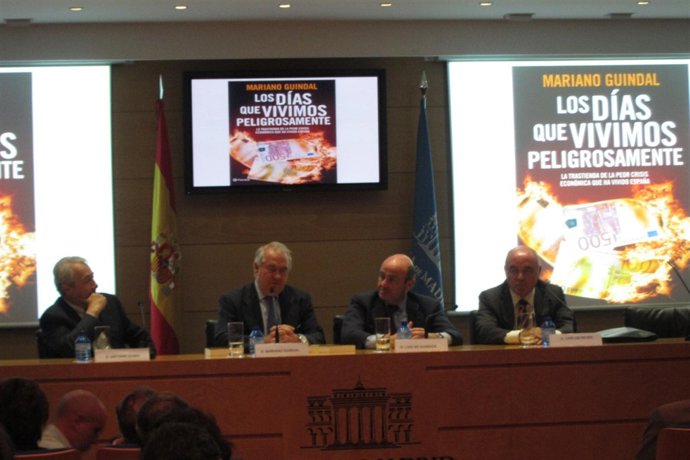 Luis de Guindos en la presentación del libro del periodista Mariano Guindal