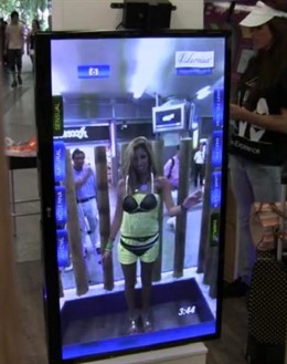 Una usuaria probándose ropa interior de forma virtual.