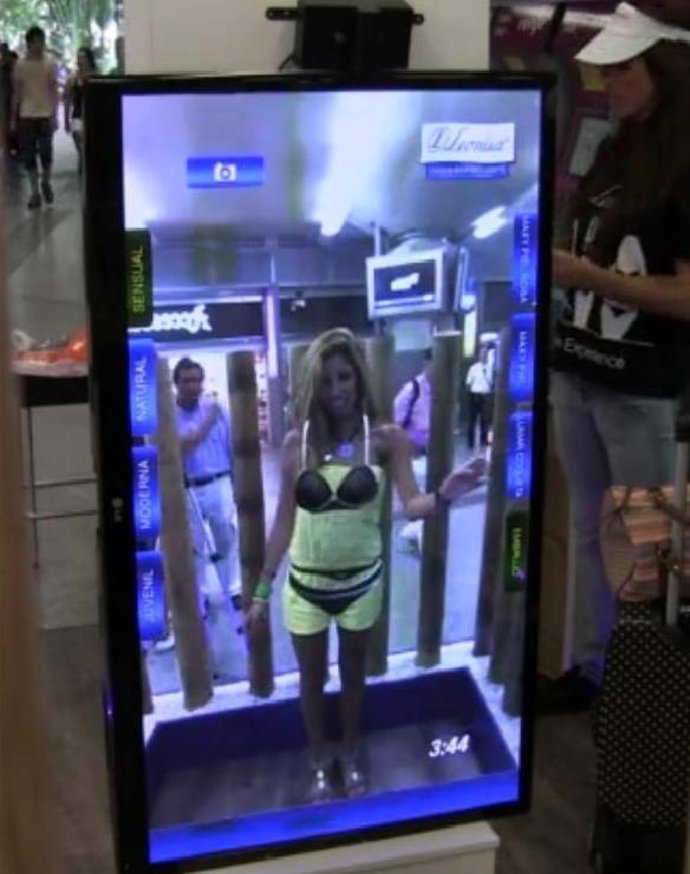 Una usuaria probándose ropa interior de forma virtual.