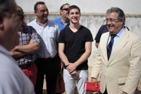 Zoido insiste en que tiende su mano a Griñán y llama a "renunciar" a diferencias para combatir la crisis