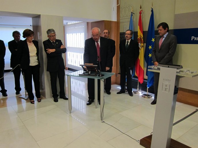 Vigil jura su cargo, ante el presidente del Principado (derecha).