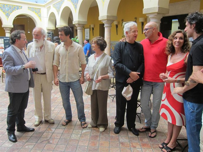 Elenco de actores de 'Electra' junto al director del festival