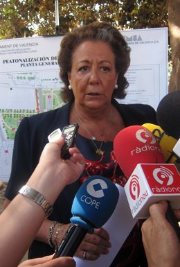 Rita Barberá Atiende A Los Periodistas.