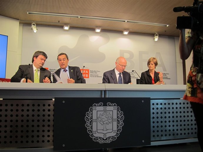 Bilbao junto a los diputados Aburto, Iruarrizaga y Ardanza