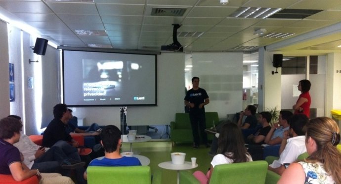 15 Jóvenes Visitan La Sede De Tuenti En Madrid